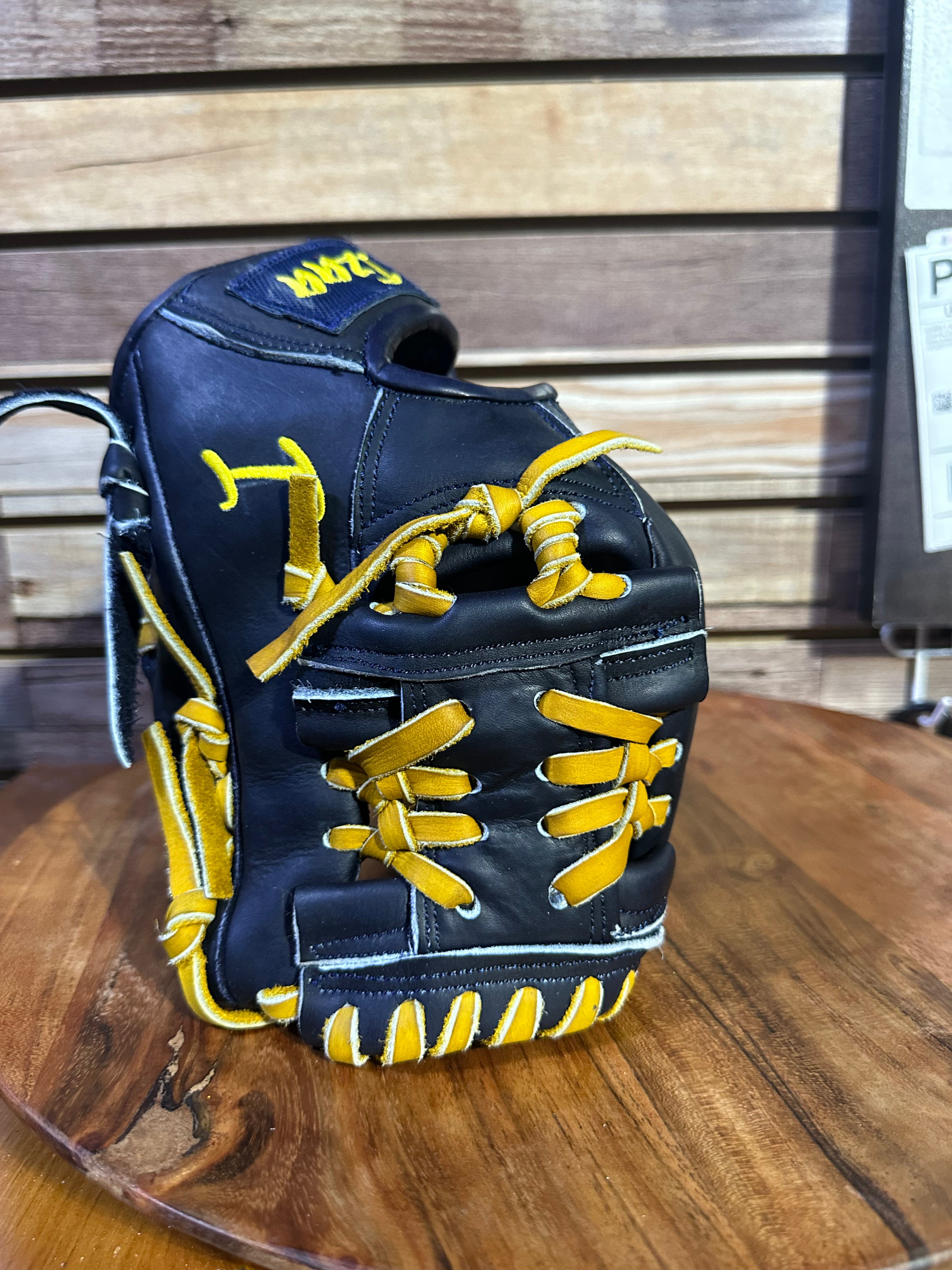 On sale11.25” RHT, I-Web, Smooth Leather blue - #750