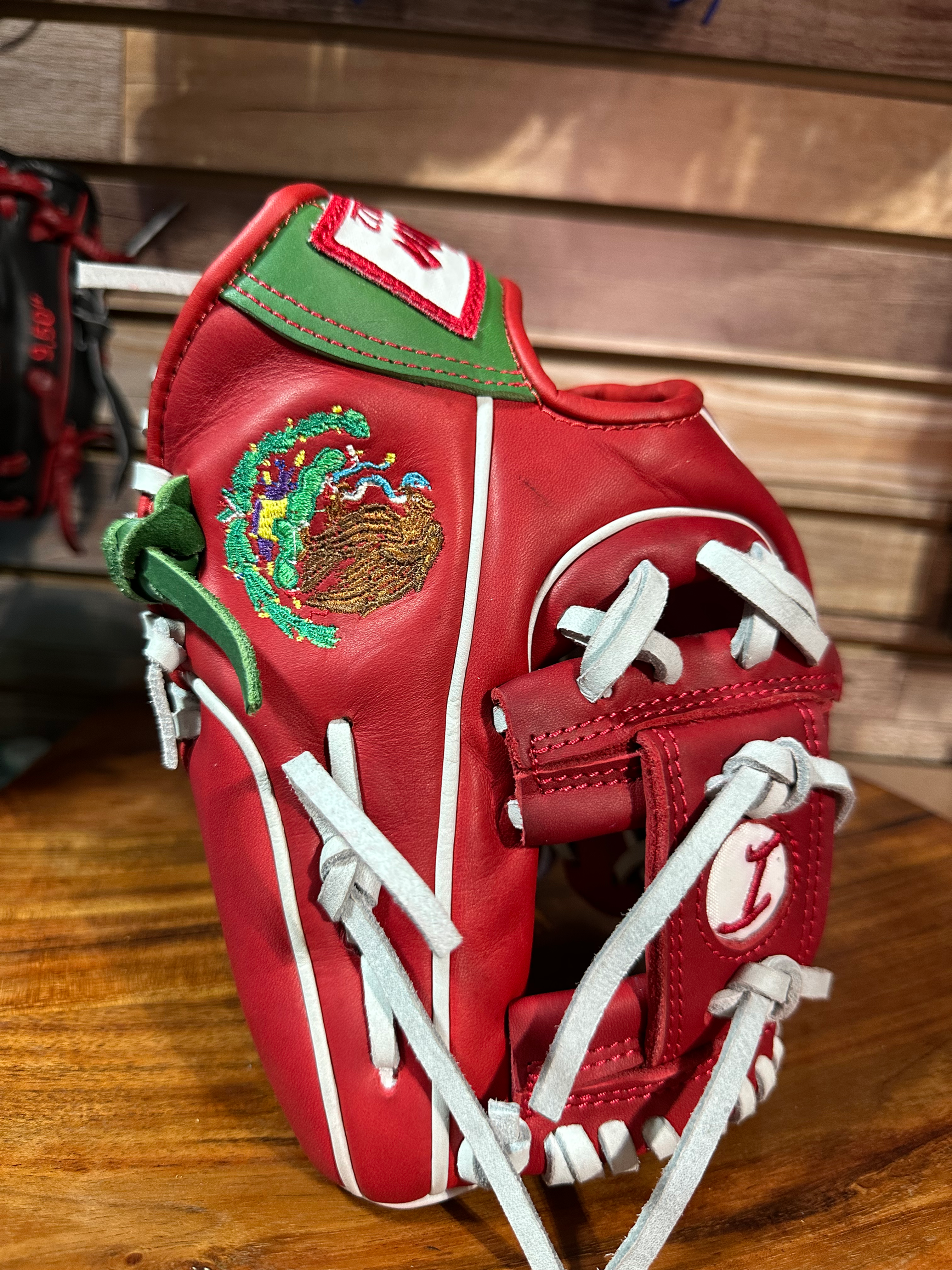 11.5” tricolor baseball RHT extra padding oiled and broken in 