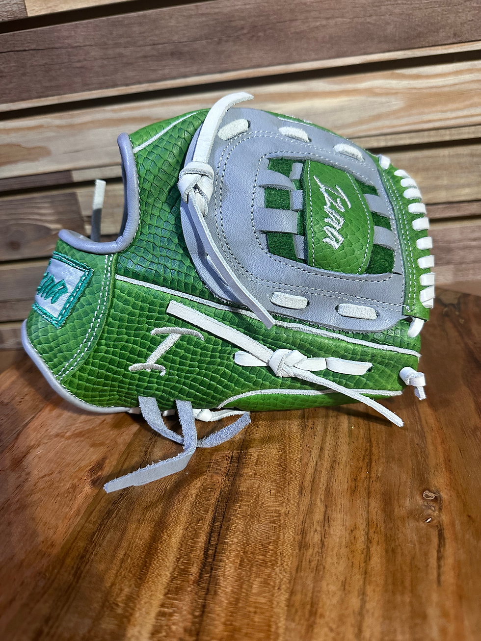 On sale, 11.25", RHT, Re-Web, Snake green Leather - Baseball Softball Glove