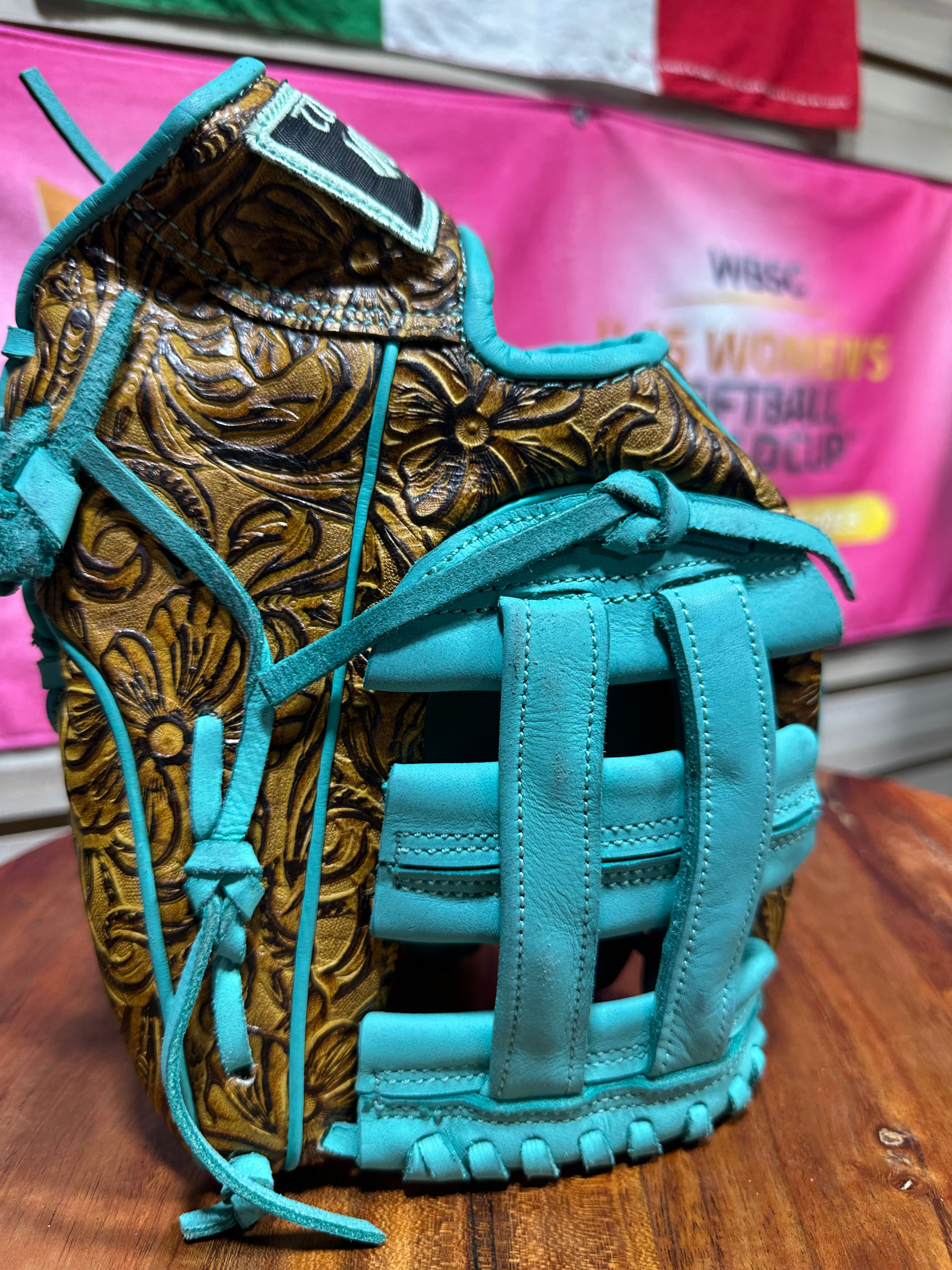 11.75”RHT full vaquero H-Web teal oiled, broken in , extra padding 