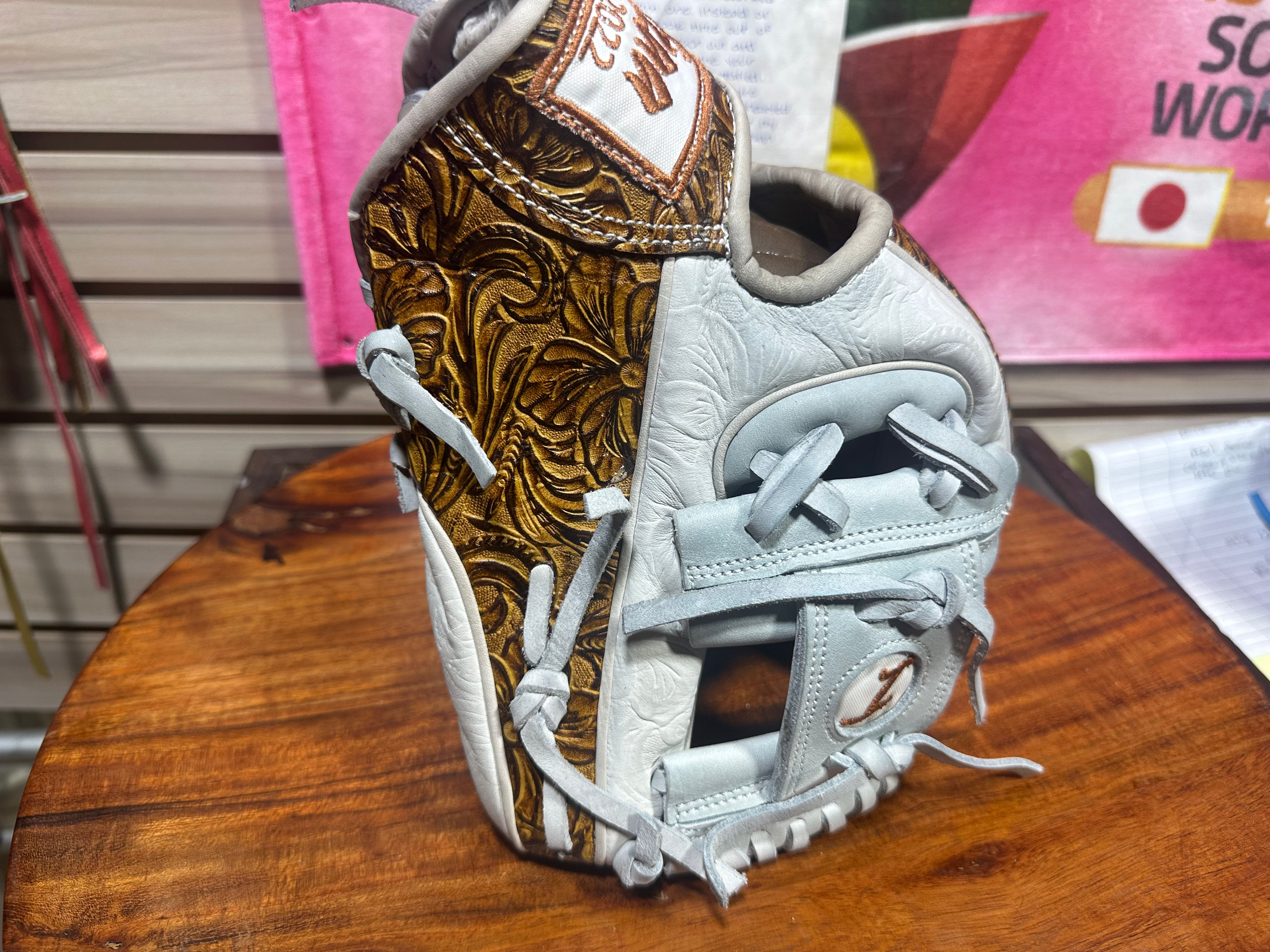 11.25”RHT I-Web vaquero white oiled and broken in , extra padding 