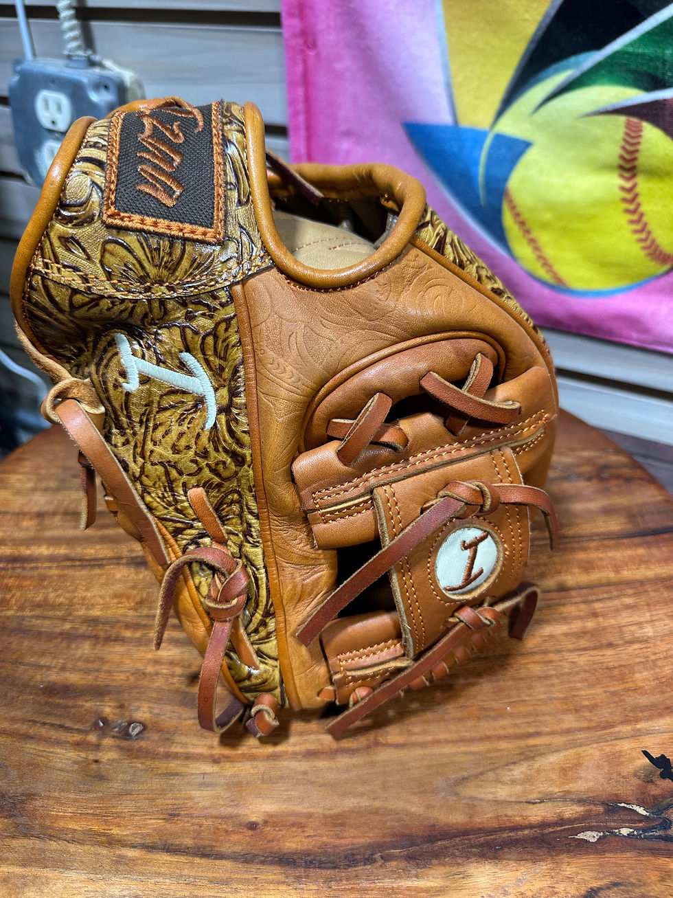 Thumbnail: 11.5”RHT, vaquero honey/texas orange, oiled,broken in extra padding 