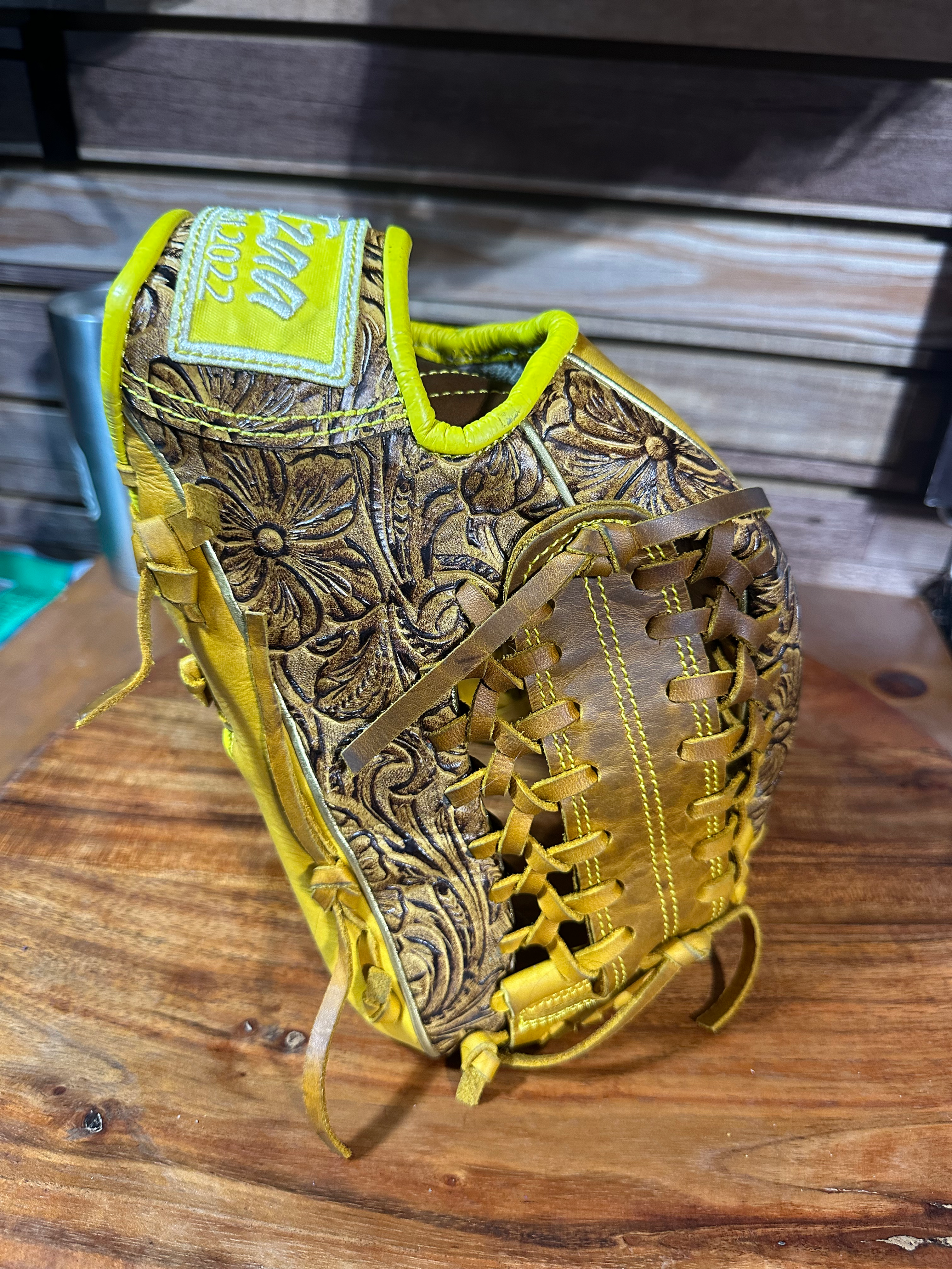 On sale12” RHT vaquero yellow small hand trap web oiled broken in extra padding 