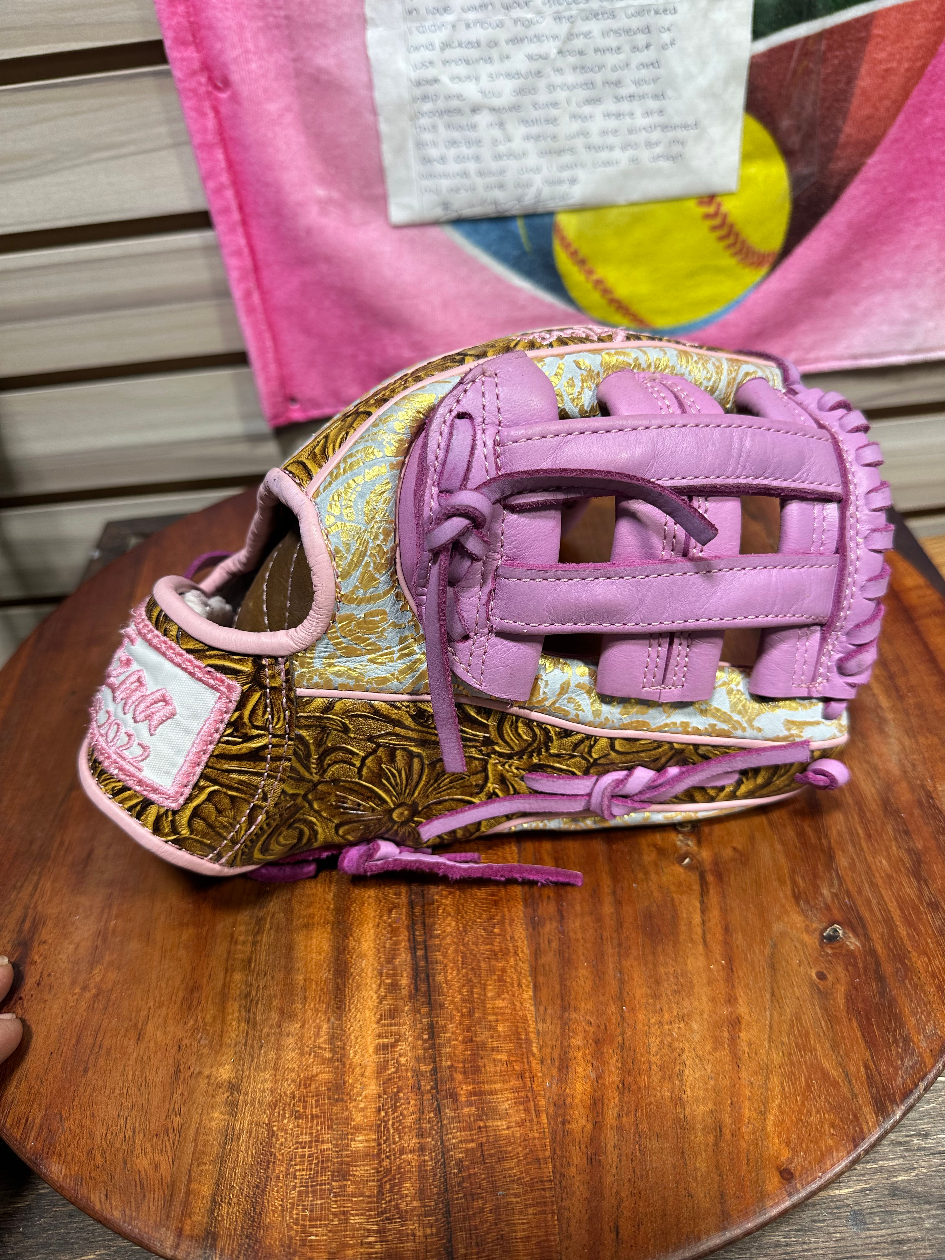 11.5” RHT, H-Web, Signature Series Vaquero Honey/Vaquero White-Gold, Pink Web