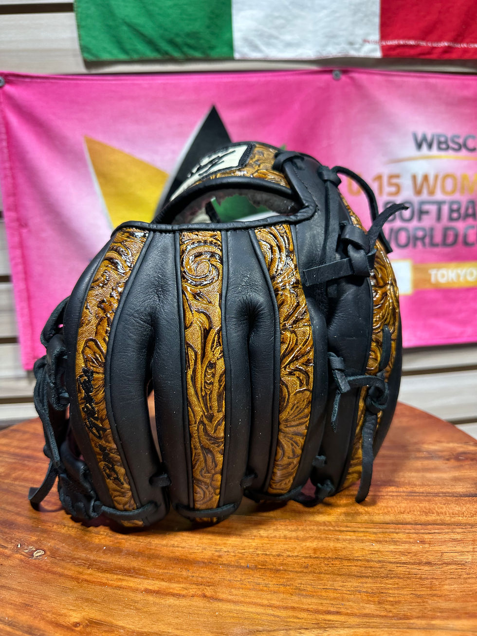 Thumbnail: 11.75” RHT vaquero /black I-web oiled broken in extra padding 