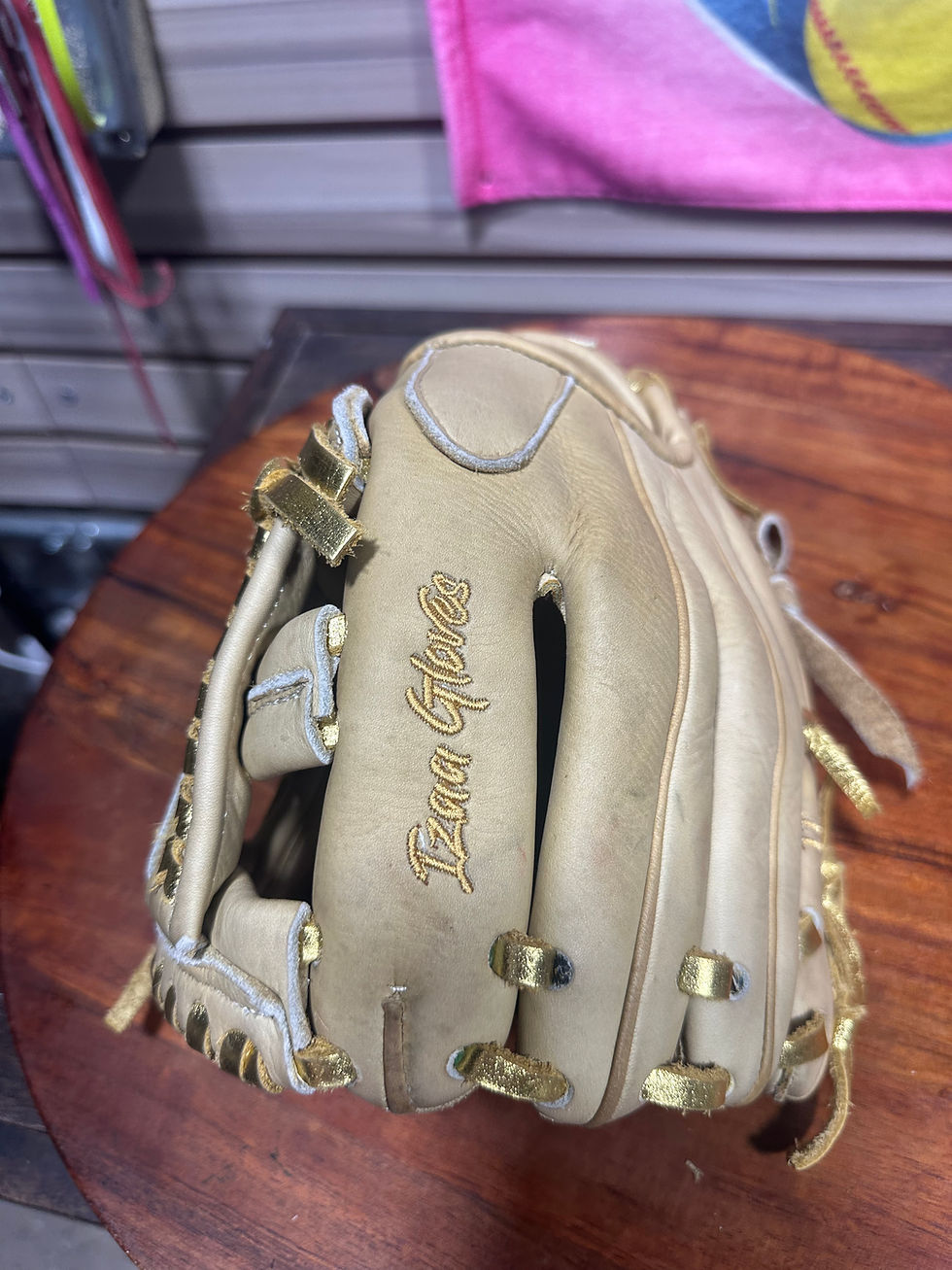 Thumbnail: 11” RHT, Modified H-Web, Kids Soft Smooth Leather Cream, Gold Laces
