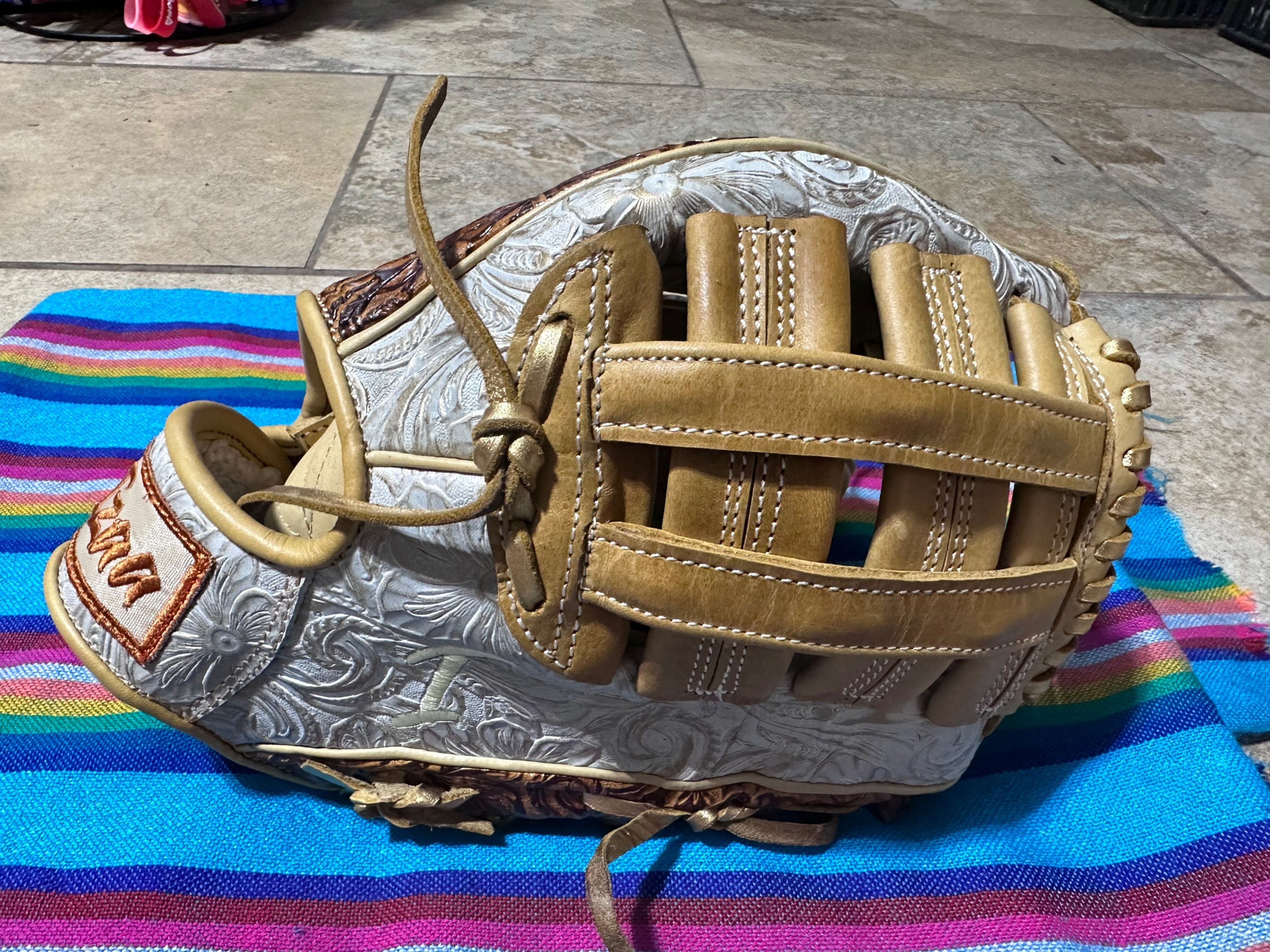 12.5” RHT, Modified H Web, Elite 2A, Vaquero in White/Gold andHoney/Brown