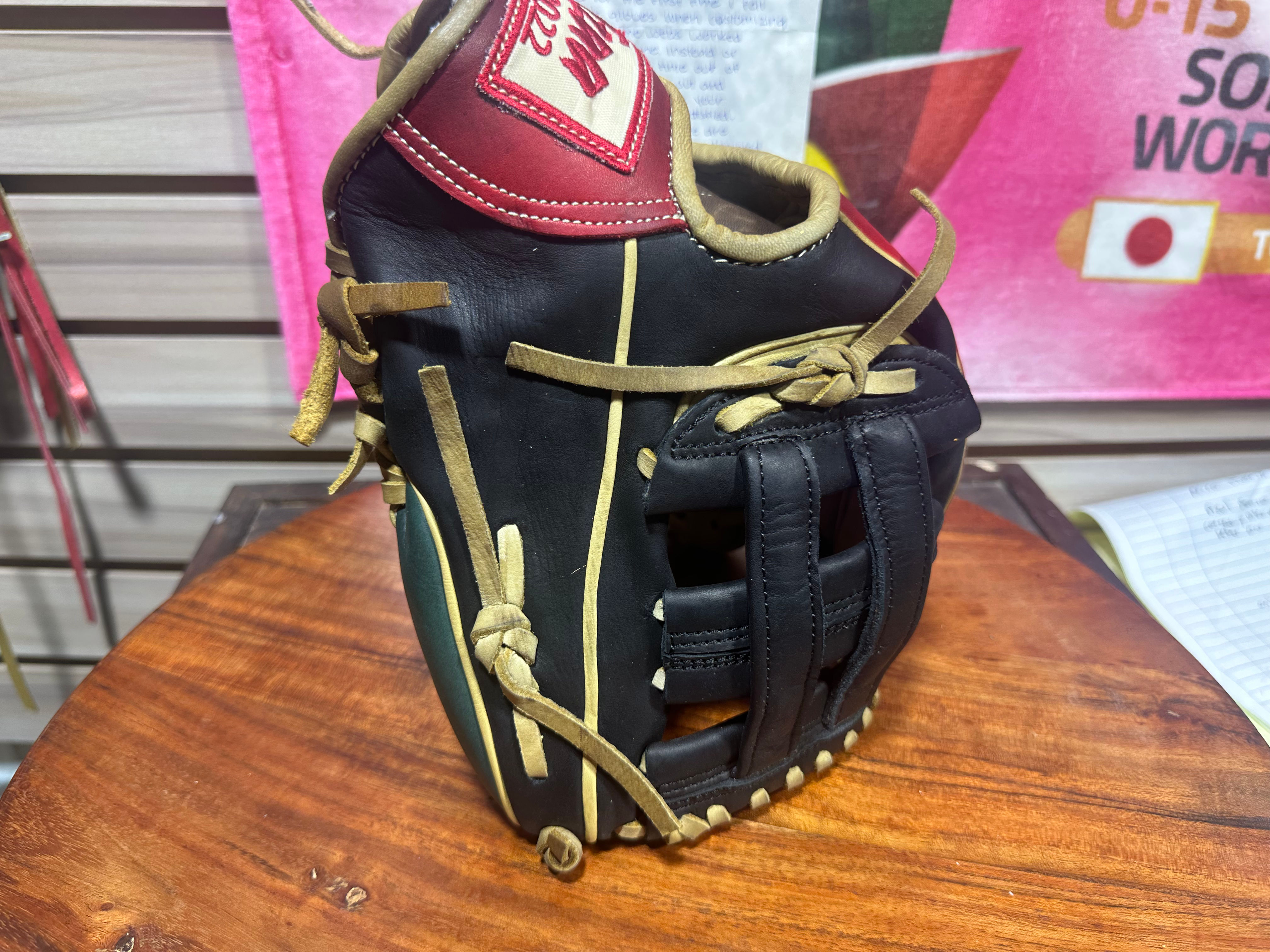 11.75”RHT, H-Web, black/red/white/dark green oiled,broken in,extra padding 
