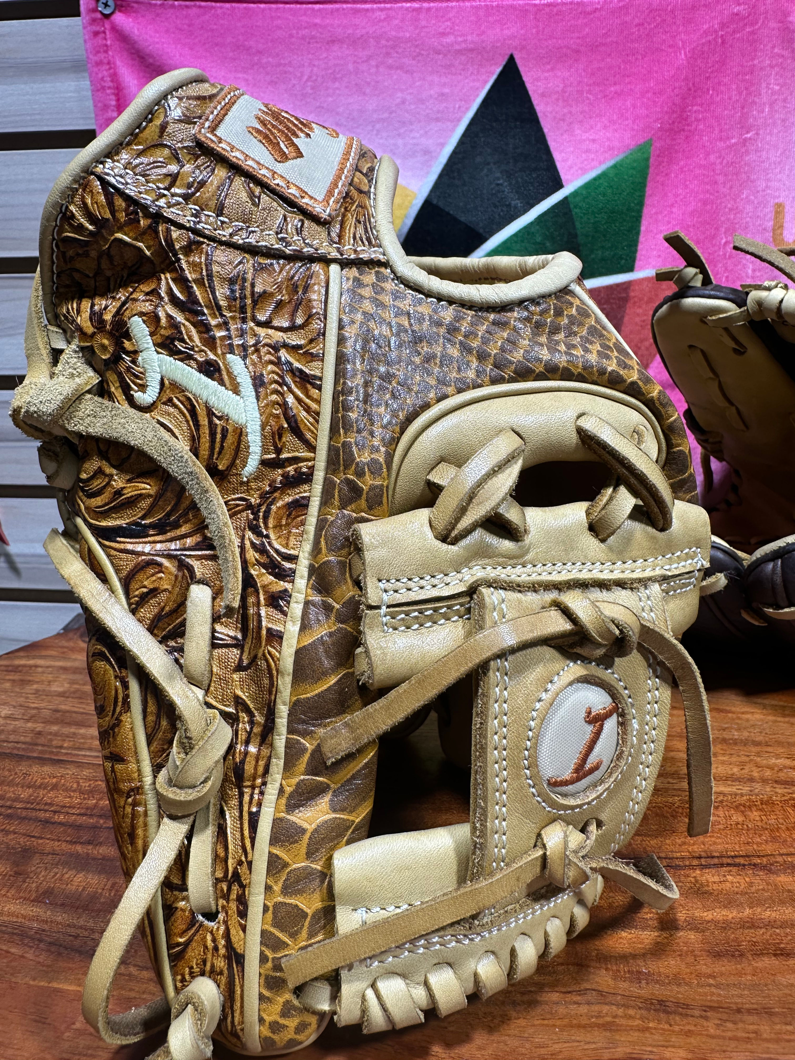 11.75” RHT , vaquero / Python I-Web oiled , broken in extra padding 