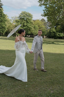 romantic-rainy-wedding-photoshoot-umbrella-palace-vienna