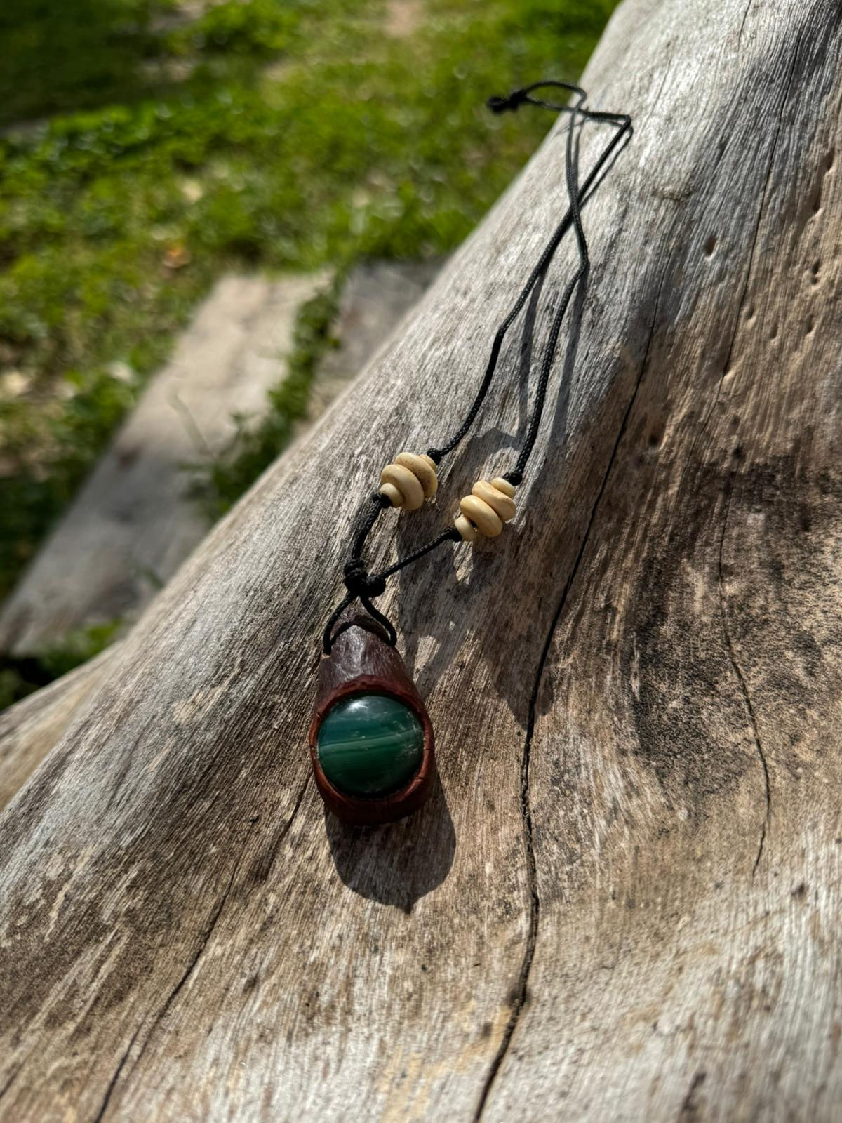 לב האדמה- שרשרת מאבן חן וגלעין אבוקדו