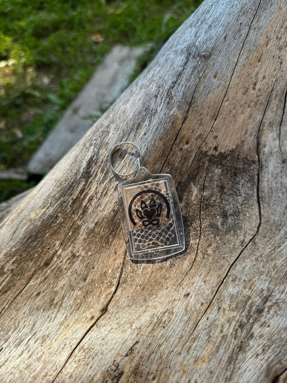 לוחית עם תבליט על עץ