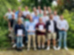 Die 20 erfolgreichen Bautechnikerinnen und Bautechniker mit ihren Lehrern Astrid Strack (Mitte links), Abteilungsleiter Daniel Schmidt (hinten links) und dazwischen Klassenlehrer Christoph Rohde