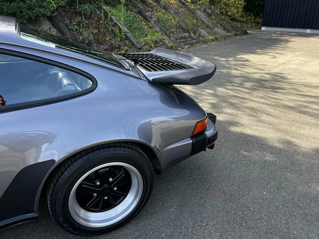 PORSCHE 911 CARRERA