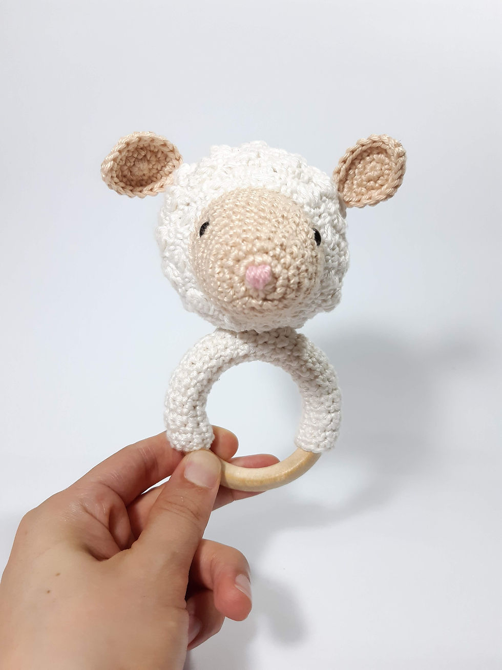 mordedor de bebê crochê artesanal animal bichinho ovelha aro de madeira com chocalho