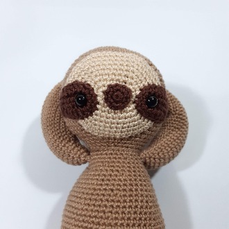 brinquedo de crochê amigurumi bicho preguiça cara de tatu brinquedo educativo artesanal