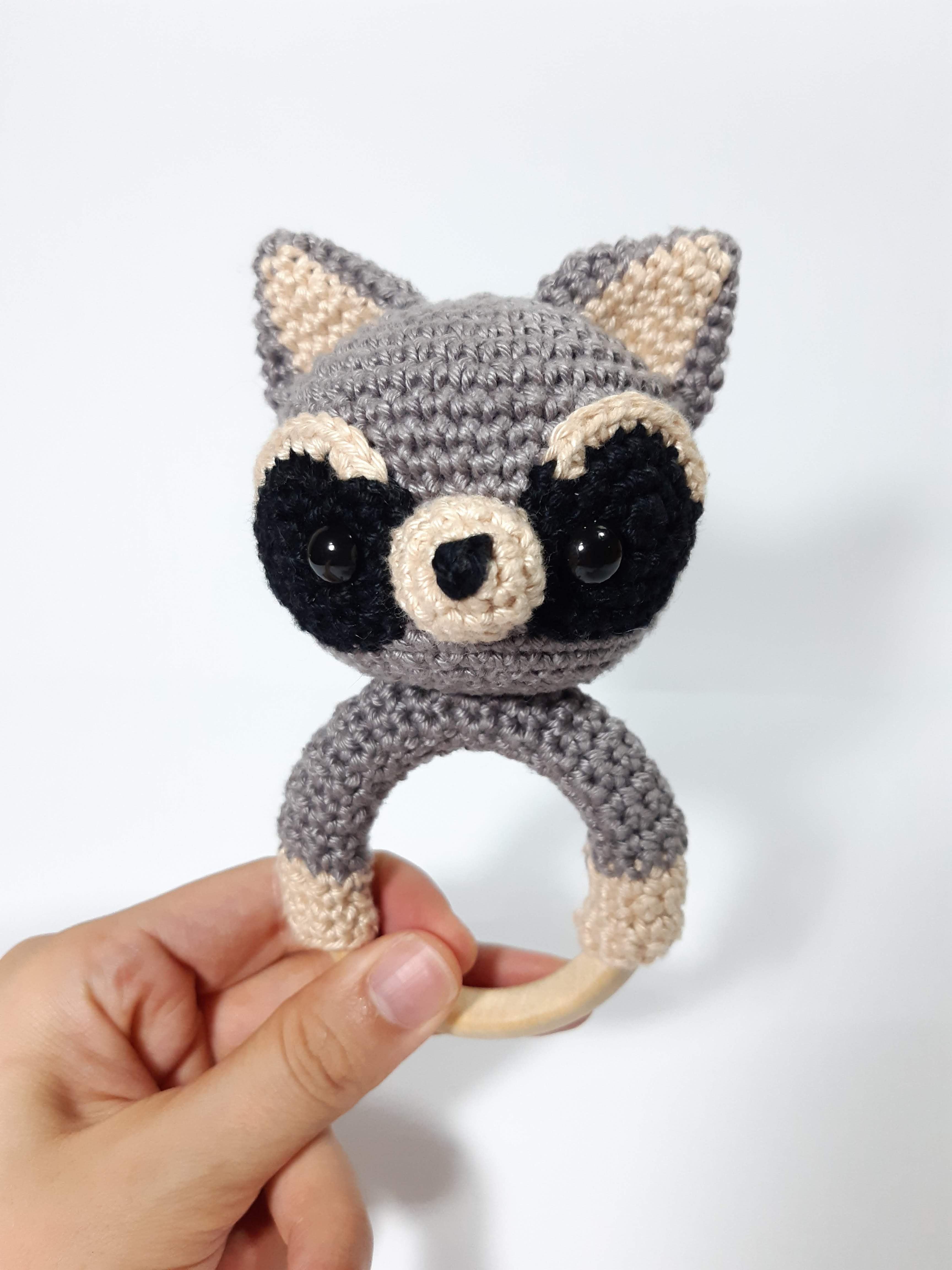 mordedor de bebê crochê artesanal animal bichinho mão pelada aro de madeira com chocalho