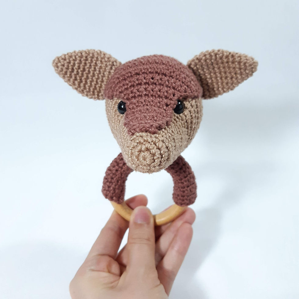 mordedor de bebê crochê artesanal tatu animal bichinho aro de madeira com chocalho