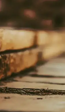 Massive Holzbohlen die grade gesägt wurden