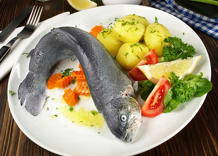 Truite au Bleu med D. Dimou Saumonée-ørred, beurre noisette og kapers.