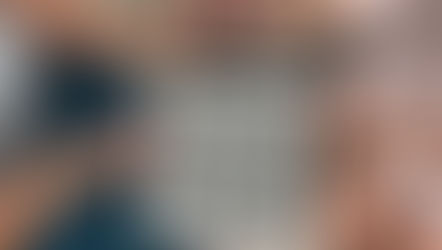 Manos formando un corazón sobre un letrero que dice “It’s Transfer Day” con la fecha y ACRC Global, celebrando el día de transferencia embrionaria en un proceso de gestación subrogada.