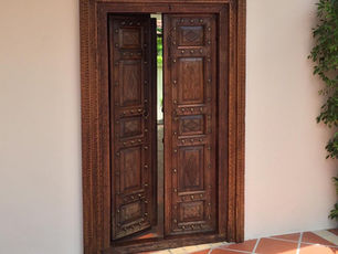 Lựa chọn cổng gỗ Teak cổ: các tiêu chí quan trọng gia chủ cần biết