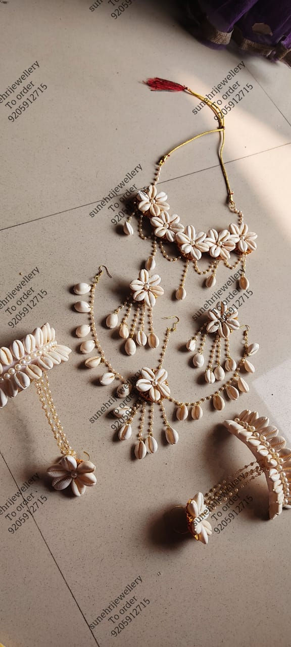 Beautiful Shell jewellery set 