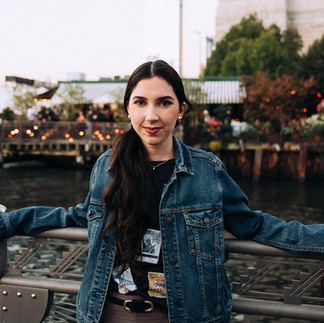 girl at Brooklyn bridge
