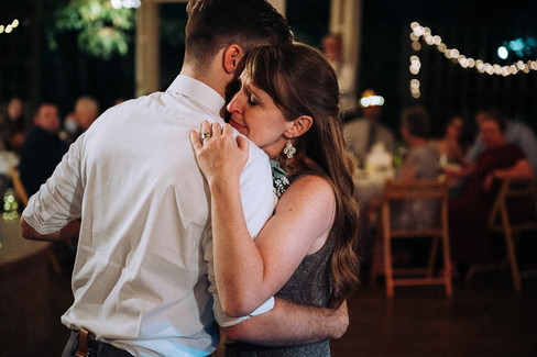 groom and mother dance