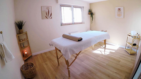 Table de massage dans l'espace bien-être UgoNara Massage La Roche sur Yon