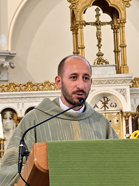 Prêtre prêchant au cœur de l’église aigüe.png