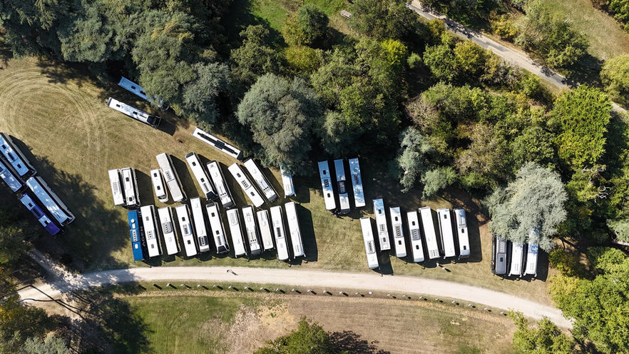 Stationnement de 40 bus dans le parc du château de Poudenas