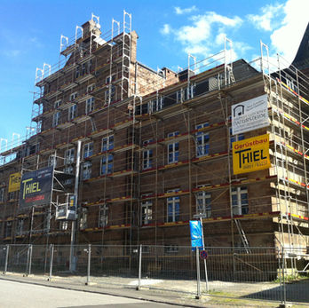 Fassadengerüst mit Fahrstuhl für diverse Arbeiten an denkmalgeschütztem Gebäude