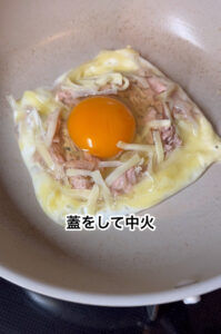 フライパンで料理中
