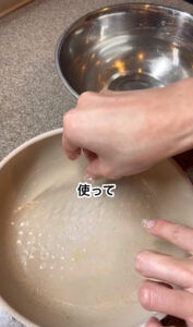 フライパンにライスペーパーを乗せる