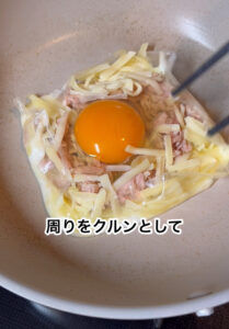 フライパンで料理中