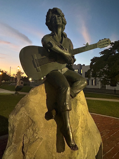 Dolly Parton statue