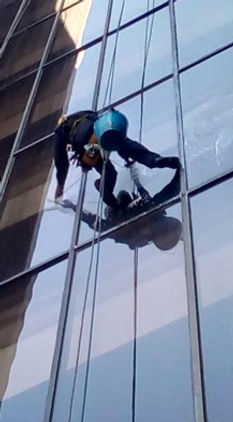 Limpieza ventanas en altura 1.jpg