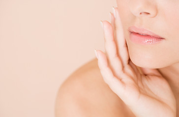 Femme avec la main sur le visage