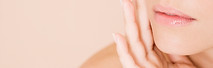 Femme avec la main sur le visage