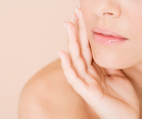 Femme avec la main sur le visage