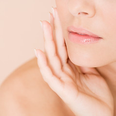 Frau mit der Hand auf Gesicht