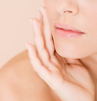 Femme avec la main sur le visage