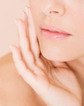 Femme avec la main sur le visage