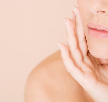 Femme avec la main sur le visage