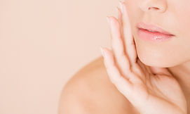 顔に手を持つ女性