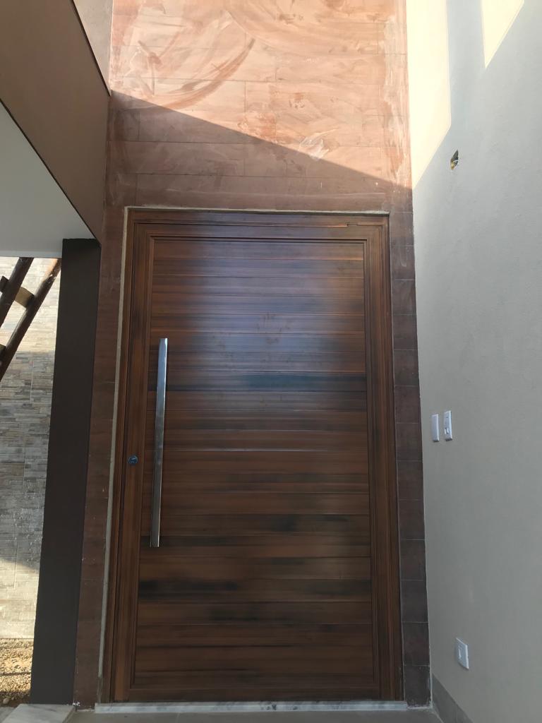 Porta de alumínio com revestimento