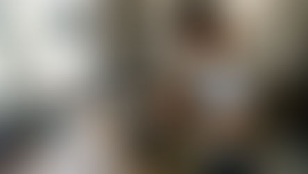 Un mécanicien gère la relation client directement depuis son ordinateur.