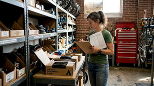 Le responsable vérifie l’inventaire dans la réserve du magasin de vélos.