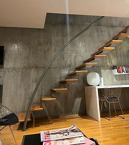 Escada Flutuante com degraus de madeira_